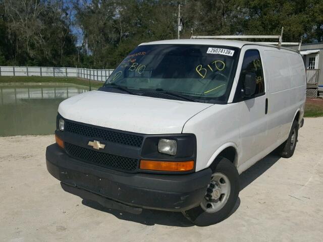 1GCWGFCA8D1117726 - 2013 CHEVROLET EXPRESS G2 WHITE photo 2