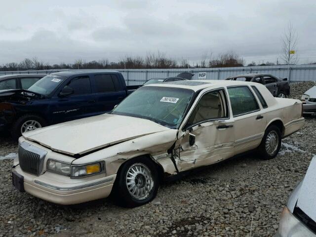 1LNLM83W7TY610673 - 1996 LINCOLN TOWN CAR C BEIGE photo 2