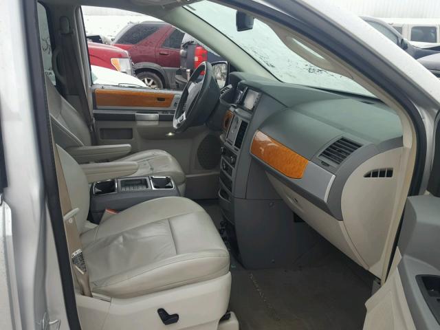 2A8HR64X48R661222 - 2008 CHRYSLER TOWN & COU SILVER photo 5