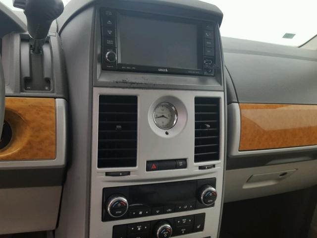 2A8HR64X48R661222 - 2008 CHRYSLER TOWN & COU SILVER photo 9