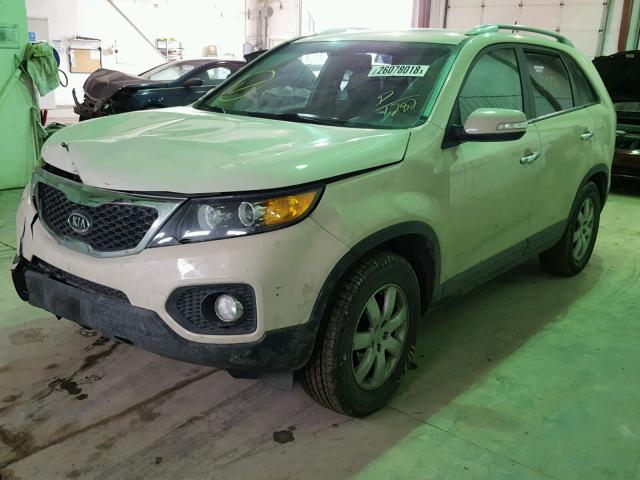 5XYKT3A10BG111282 - 2011 KIA SORENTO BA CREAM photo 2