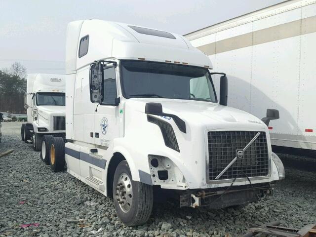 4V4NC9TG85N373974 - 2005 VOLVO VN VNL WHITE photo 1