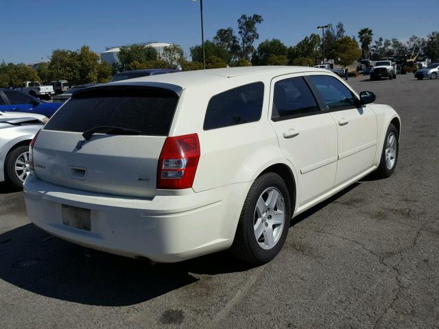 2D4FV48V05H571514 - 2005 DODGE MAGNUM SXT WHITE photo 4