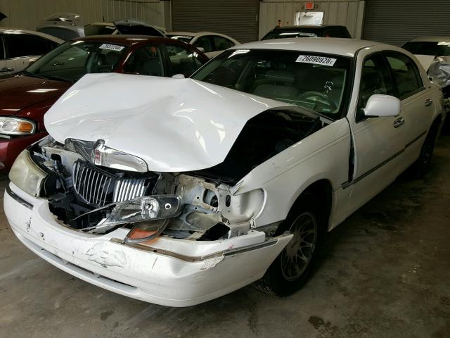 1LNHM82W4YY923646 - 2000 LINCOLN TOWN CAR S WHITE photo 2