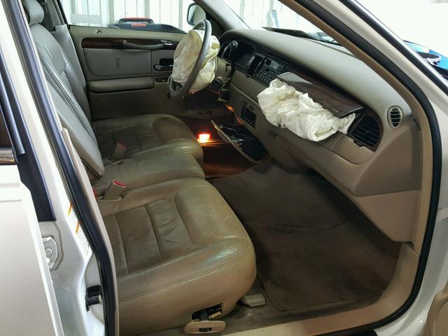 1LNHM82W4YY923646 - 2000 LINCOLN TOWN CAR S WHITE photo 5