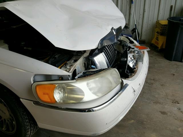 1LNHM82W4YY923646 - 2000 LINCOLN TOWN CAR S WHITE photo 9