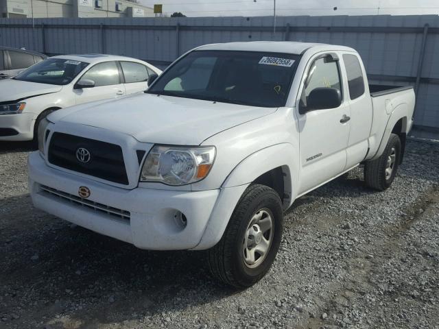 5TEUX42N26Z296757 - 2006 TOYOTA TACOMA ACC WHITE photo 2