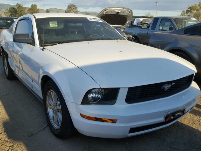 1ZVFT80N475251044 - 2007 FORD MUSTANG WHITE photo 1