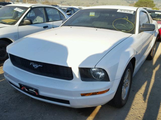 1ZVFT80N475251044 - 2007 FORD MUSTANG WHITE photo 2