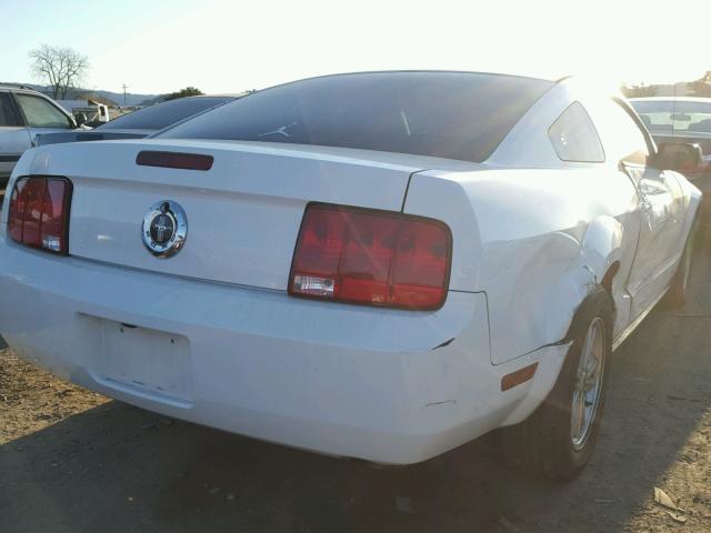 1ZVFT80N475251044 - 2007 FORD MUSTANG WHITE photo 4