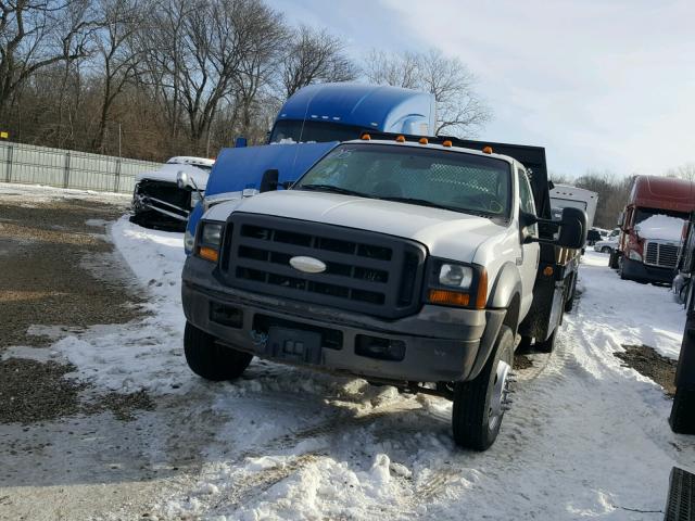 1FDXF47P15EC29686 - 2005 FORD F450 SUPER WHITE photo 2