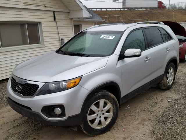 5XYKT3A62CG188720 - 2012 KIA SORENTO BA SILVER photo 2