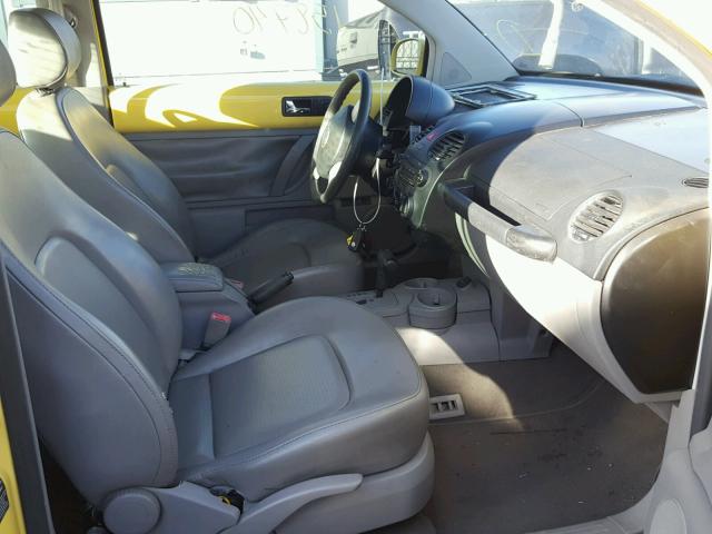 3VWCD31C85M411790 - 2005 VOLKSWAGEN NEW BEETLE 黄色 照片 5