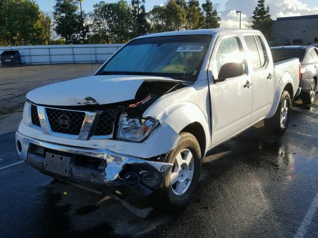 1N6AD07U26C410837 - 2006 NISSAN FRONTIER C WHITE photo 2