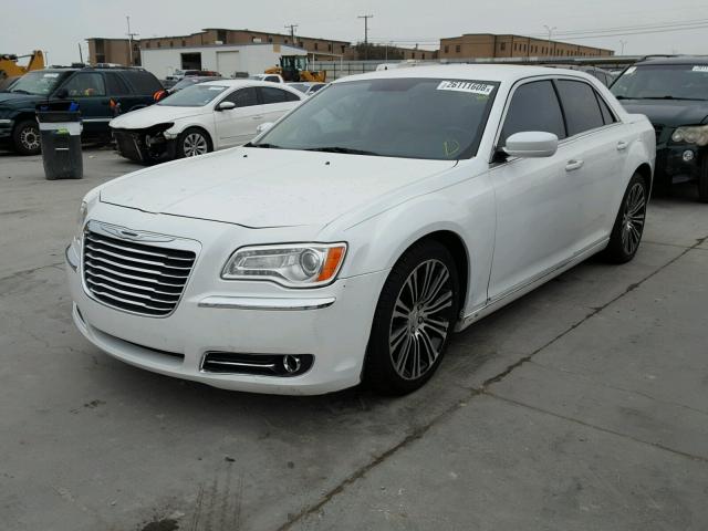 2C3CA4CG1BH572854 - 2011 CHRYSLER 300 WHITE photo 2