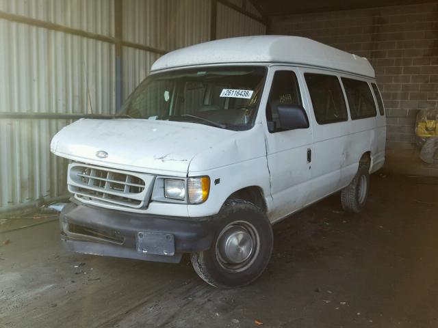 1FBSS31L32HB08005 - 2002 FORD ECONOLINE WHITE photo 2