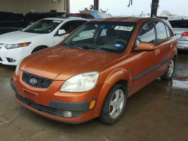 KNADE163X66139131 - 2006 KIA RIO 5 ORANGE photo 2