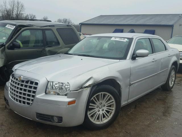 2C3KA53VX9H621799 - 2009 CHRYSLER 300 TOURIN SILVER photo 2