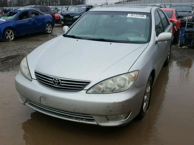 4T1BF30K15U084447 - 2005 TOYOTA CAMRY LE SILVER photo 2