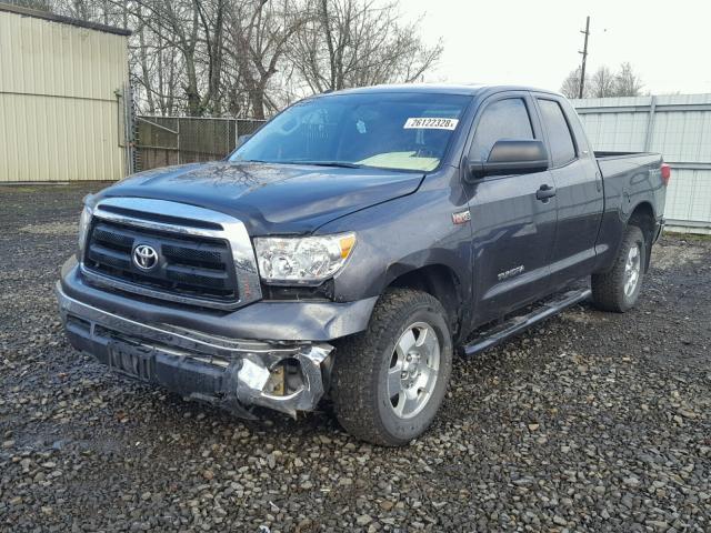 5TFUY5F1XDX308670 - 2013 TOYOTA TUNDRA DOU CHARCOAL photo 2