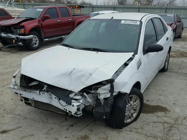 1FAFP34N47W207033 - 2007 FORD FOCUS ZX4 WHITE photo 2