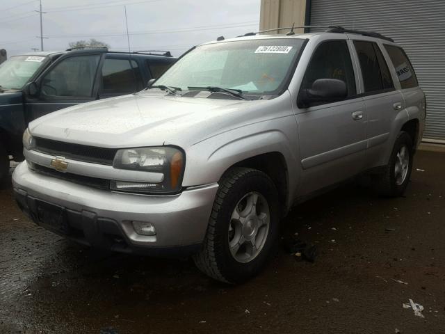 1GNDT13S452312272 - 2005 CHEVROLET TRAILBLAZE SILVER photo 2