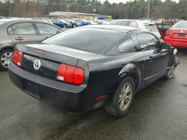 1ZVFT80N555151774 - 2005 FORD MUSTANG BLACK photo 4