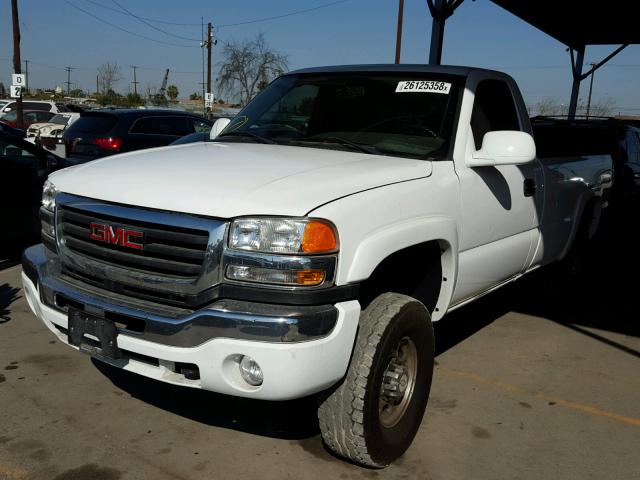 1GTHC24184E130867 - 2004 GMC SIERRA C25 WHITE photo 2