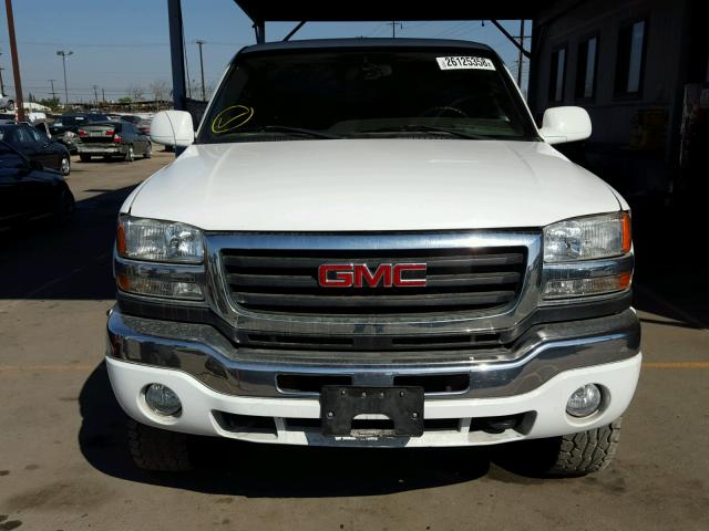 1GTHC24184E130867 - 2004 GMC SIERRA C25 WHITE photo 9