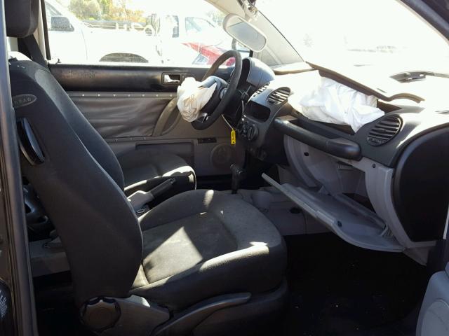 3VWCC21C4YM452225 - 2000 VOLKSWAGEN NEW BEETLE შავი ფოტო 5