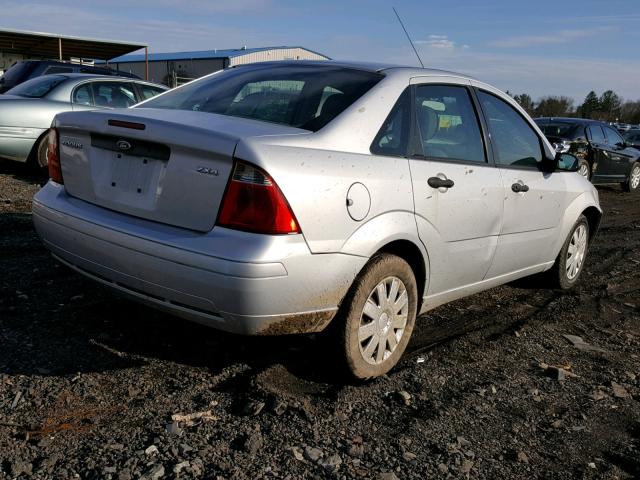 1FAHP34N95W202237 - 2005 FORD FOCUS ZX4 SILVER photo 4