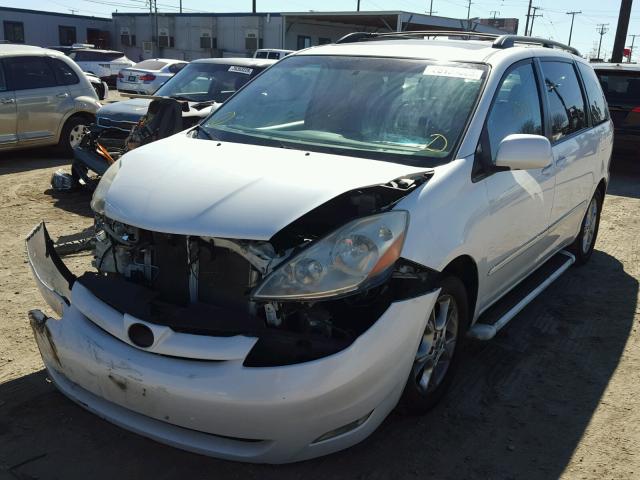 5TDZA22C06S586499 - 2006 TOYOTA SIENNA XLE WHITE photo 2