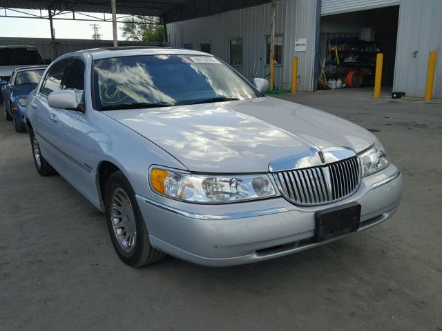 1LNHM83WX2Y626287 - 2002 LINCOLN TOWN CAR C SILVER photo 1