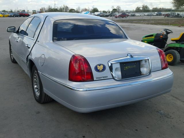 1LNHM83WX2Y626287 - 2002 LINCOLN TOWN CAR C SILVER photo 3