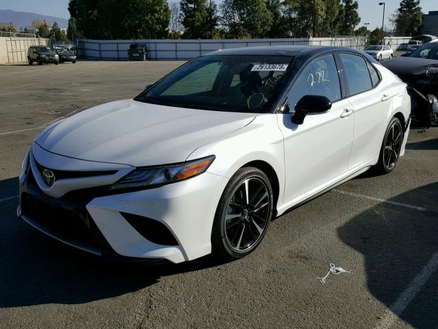 4T1BZ1HKXJU010535 - 2018 TOYOTA CAMRY XSE WHITE photo 2