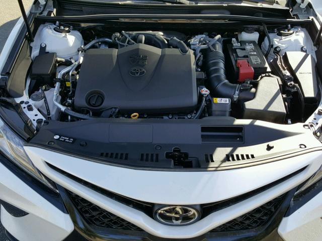 4T1BZ1HKXJU010535 - 2018 TOYOTA CAMRY XSE WHITE photo 7