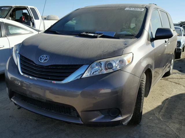 5TDKK3DC1CS212612 - 2012 TOYOTA SIENNA LE GRAY photo 2