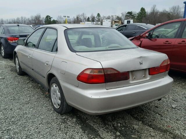 1HGCG5642WA256046 - 1998 HONDA ACCORD LX SILVER photo 3