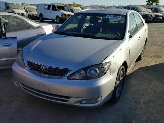 JTDBA32K240005616 - 2004 TOYOTA CAMRY SE SILVER photo 2