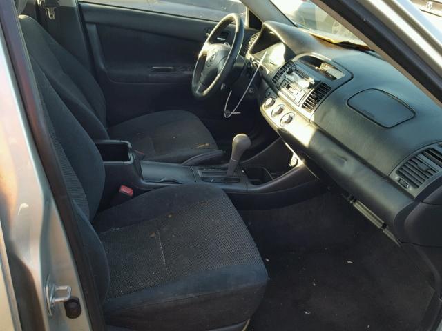 JTDBA32K240005616 - 2004 TOYOTA CAMRY SE SILVER photo 5