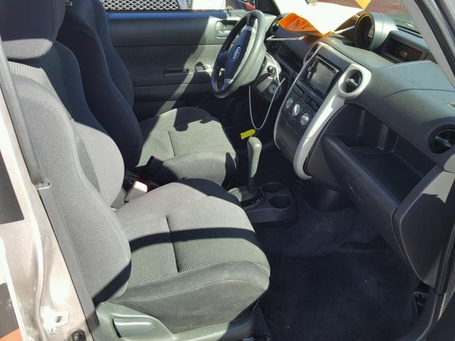 JTLKT324254020854 - 2005 TOYOTA SCION XB GRAY photo 5