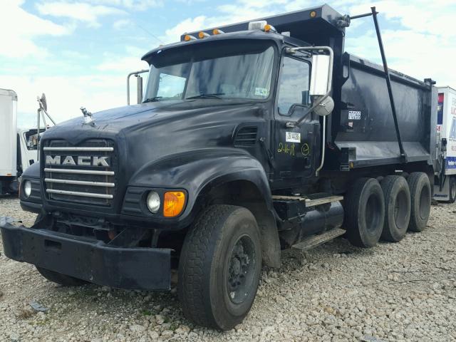 1M2AG11Y35M025366 - 2005 MACK 700 CV700 BLACK photo 2