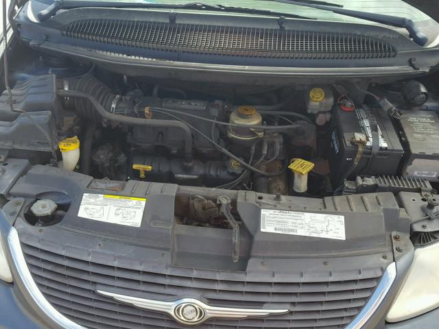 2C4GP44352R694652 - 2002 CHRYSLER TOWN & COU BLUE photo 7