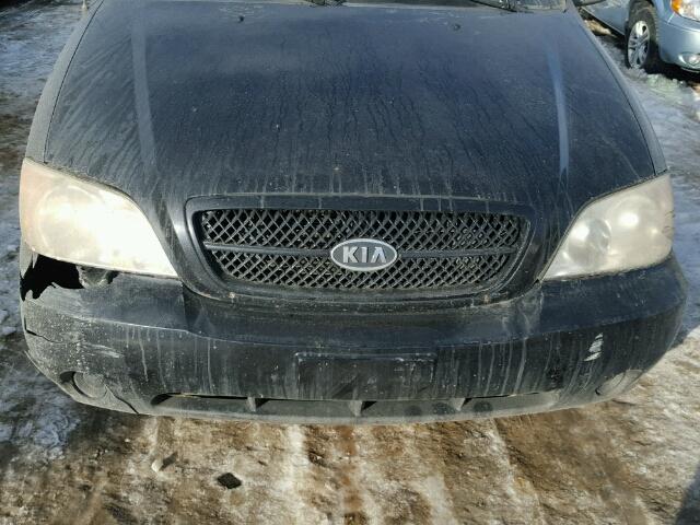 KNDUP131446608999 - 2004 KIA SEDONA EX BLACK photo 7