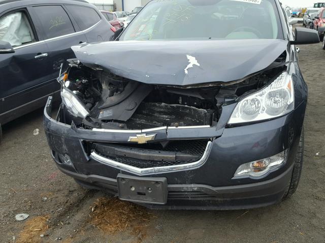 1GNKRFED7BJ127524 - 2011 CHEVROLET TRAVERSE L GRAY photo 10