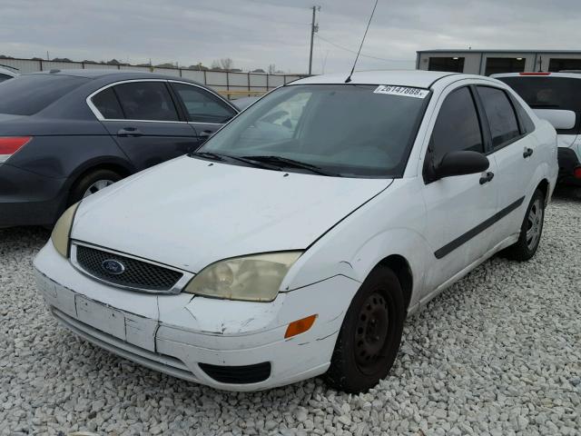 1FAFP34N55W244668 - 2005 FORD FOCUS ZX4 WHITE photo 2