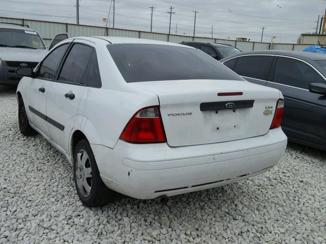 1FAFP34N55W244668 - 2005 FORD FOCUS ZX4 WHITE photo 3