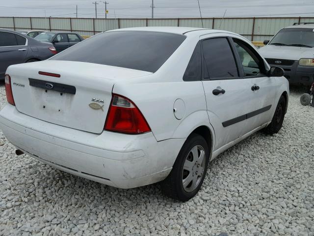 1FAFP34N55W244668 - 2005 FORD FOCUS ZX4 WHITE photo 4