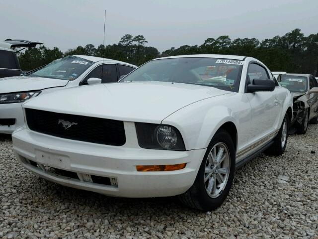 1ZVHT80N785194963 - 2008 FORD MUSTANG WHITE photo 2