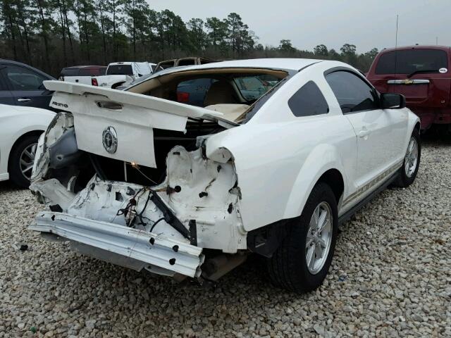 1ZVHT80N785194963 - 2008 FORD MUSTANG WHITE photo 4